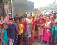 बरेली: धर्मांतरण की सूचना मिलने पर पहुंचे हिंदू संगठन, हंगामा